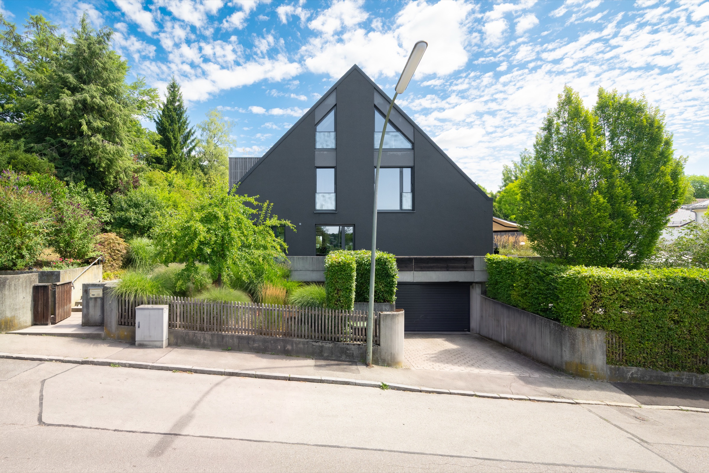 Gartenansicht der klar gegliederten Hausfassade