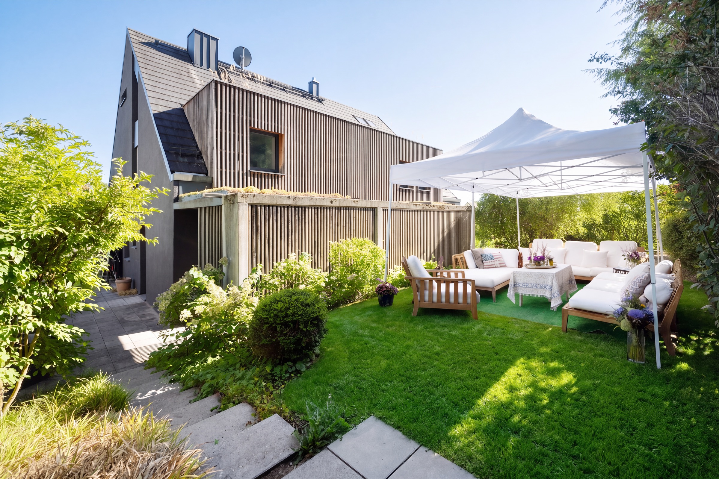 Haus und Poolgarten in der blauen Stunde
